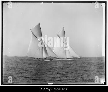 Shamrock et Columbia manoeuvrabilité pour le départ, 1899 octobre 19. Columbia était un yacht de course américain conçu et construit en 1898-99 par Nathanael Herreshoff et The Herreshoff Manufacturing Company pour les propriétaires J. Pierpont Morgan et Edwin Dennison Morgan du New York Yacht Club. En 1899, elle a été la défenseuse de la dixième course de la coupe de l'Amérique contre le challenger britannique/irlandais Shamrock. Banque D'Images