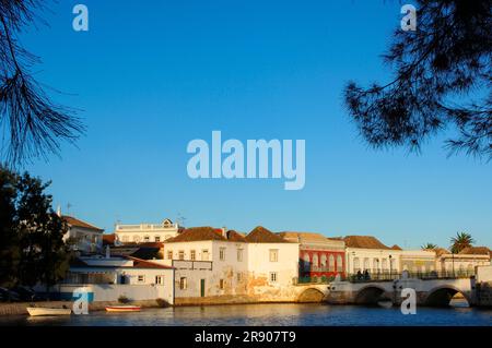 Rio Gilao avec pont, Tavira, Algarve, Portugal Banque D'Images