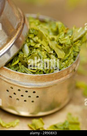 Oeuf de thé avec feuilles de thé vert, oeuf de thé, feuilles de thé, thé vert Banque D'Images