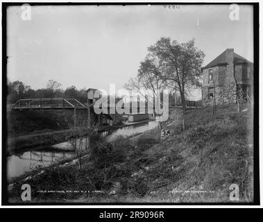 Hopatcong Sta. Et M. &amp; E. Canal, entre 1890 et 1901. Pont ferroviaire au-dessus du canal Morris et Essex dans le New Jersey. Banque D'Images