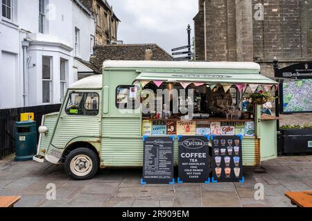 Vieille voiture Citroën de type H comme camion de nourriture, camionnette dans la vieille ville de Cirencester, Cotswolds, Gloucestershire, Angleterre, Grande-Bretagne Banque D'Images