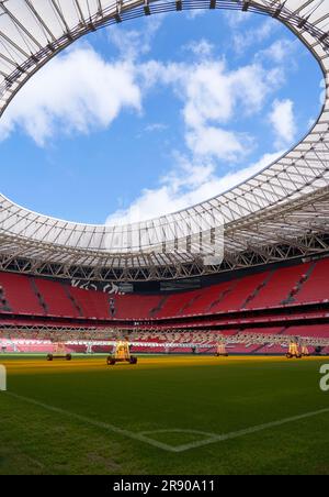 Vue sur le terrain avec équipement de soin de l'herbe à l'arène San Mames - le terrain d'origine officiel du FC Athletic Bilbao, Espagne Banque D'Images