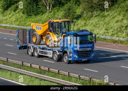 B&W Plant Hire & Sales Ltd La nouvelle série Hydrema 912g de tombereaux à benne basculante est transportée par une usine de location de camions DAF de B&W ; elle se déplace sur l'autoroute M6 du Grand Manchester, au Royaume-Uni Banque D'Images