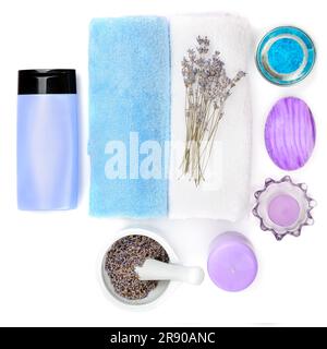 Composition avec fleurs de lavande et cosmétiques naturels isolés sur fond blanc. Flat Lay, vue de dessus. Banque D'Images