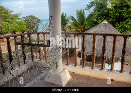 Belle vue matinale sur l'océan Indien et la plage depuis le balcon avec hamac, vue sur les cabanes, moyen idéal pour commencer la journée Banque D'Images