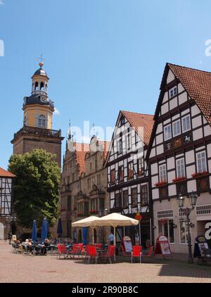 Place du marché avec maisons à colombages dans la ville Weser de Rinteln Banque D'Images