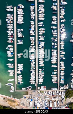 Dubrovnik, Croatie - 25 mai 2023: Port de plaisance avec des bateaux sur la mer vacances Dalmatie vue aérienne de Top Portrait à Dubrovnik, Croatie. Banque D'Images