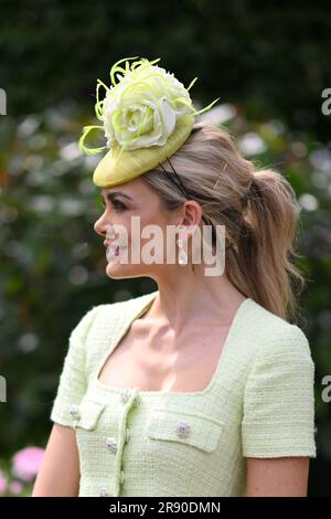 23rd juin 2023; Hippodrome d'Ascot, Berkshire, Angleterre: Royal Ascot Horse Racing, jour 4; un coureur pose pour des photos crédit: Action plus Sports Images/Alay Live News crédit: Action plus Sports Images/Alay Live News Banque D'Images