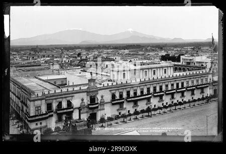 Popocatapetl [sic] et Iztachihuatl [sic] de la cathédrale, entre 1880 et 1897. Banque D'Images