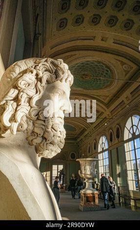 Florence, Italie - 20 novembre 2022 : sculptures romaines et œuvres d'art dans les couloirs de la Galerie des Offices, Florence Banque D'Images