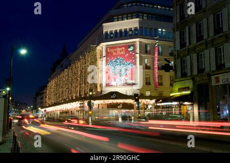 Grands magasins avec décorations de Noël, rue de Rivoli, Paris, France Banque D'Images