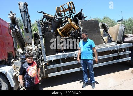 Turmus Ayya, Cisjordanie. 23rd juin 2023. Raed Suleiman, de Chicago, a détruit des meubles de sa maison qui a été incendiée par une foule de colons israéliens à Turmus Ayya, en Cisjordanie, vendredi, 23 juin 2023. Des centaines de colons israéliens masqués et armés ont pris le village pacifique de Turmus Ayya mercredi, où ils ont brûlé des voitures et des maisons de Palestiniens lors d'une attaque de vengeance après que quatre Israéliens aient été abattus par des hommes armés palestiniens. Photo de Debbie Hill/ Credit: UPI/Alay Live News Banque D'Images