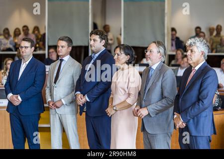 MAASTRICHT - les membres de l'exécutif provincial, avec de gauche à droite Marc van Caldenberg (SP), Michael Theuns (CDA), Jasper Kuntzelaers (PvdA), Elianne Demollin-Schneiders (BBB), Stephan Satijn (VVD) et Leon Faassen (BBB) sont installés lors de leur première réunion au sein du Gouvernement de Maas aan. Le nouveau conseil de Limbourg peut compter sur une grande majorité de 26 des 47 sièges du Conseil provincial. ANP MARCEL VAN HOORN pays-bas - belgique sortie Banque D'Images