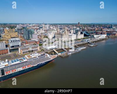 Bateau de croisière MS Zuiderdam amarré dans le port de Liverpool pour un arrêt d'une journée, en Angleterre Banque D'Images