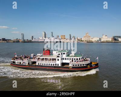 Le ferry Royal Iris Mersey traverse la rivière Mersey de Seacombe à Liverpool Pier Head, en Angleterre Banque D'Images