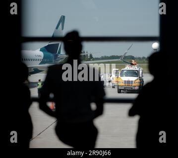 Les avions WestJet sont sur la rampe de service de l'aéroport de Calgary, en Alberta, au Canada. Banque D'Images