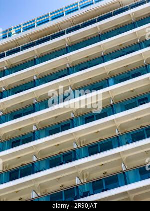 Istanbul, Turquie - 09/15/2022; étages supérieurs consécutifs sur l'embarcation de passagers « Regal Princess ». Parties d'un bateau de croisière sous différents angles. Recherche Banque D'Images