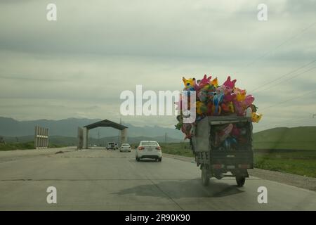 Gabriel Gauffre / le Pictorium - Bashur - 19/3/2021 - Irak / Kurdistan irakien / Erbil - Un vendeur de ballons dans la région de Sulaymaniyah. Depuis les cendres de l'invasion américaine de l'Irak en 2003 et le renversement du régime de Saddam Hussein, les Kurdes d'Irak ont réussi à lutter contre une forme d'indépendance relative. Techniquement encore partie de l'Irak, le Kurdistan iraquien, dans le nord du pays, jouit d'un niveau accru d'indépendance. Pour les Kurdes, c'est le Bas?r (Bahsur), la province sud des 4 composant ce qui pourrait un jour être leur propre pays, le Kurdistan. Bashur est un territoire qui a tous les rois Banque D'Images