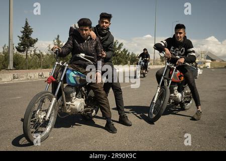 Gabriel Gauffre / le Pictorium - Bashur - 18/3/2021 - Irak / Kurdistan irakien / Erbil - Bikers près d'Erbil. Depuis les cendres de l'invasion américaine de l'Irak en 2003 et le renversement du régime de Saddam Hussein, les Kurdes d'Irak ont réussi à lutter contre une forme d'indépendance relative. Techniquement encore partie de l'Irak, le Kurdistan iraquien, dans le nord du pays, jouit d'un niveau accru d'indépendance. Pour les Kurdes, c'est le Bas?r (Bahsur), la province sud des 4 composant ce qui pourrait un jour être leur propre pays, le Kurdistan. Bashur est un territoire qui a tous les rois d'un pays, sans qui Banque D'Images