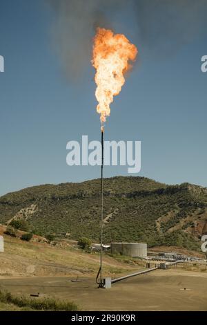 Gabriel Gauffre / le Pictorium - Bashur - 30/3/2021 - Irak / Kurdistan irakien / Erbil - torches de pétrole, région de Lalish. Depuis les cendres de l'invasion américaine de l'Irak en 2003 et le renversement du régime de Saddam Hussein, les Kurdes d'Irak ont réussi à lutter contre une forme d'indépendance relative. Techniquement encore partie de l'Irak, le Kurdistan iraquien, dans le nord du pays, jouit d'un niveau accru d'indépendance. Entrer dans le Kurdistan irakien est comme marcher dans un pays fantôme. Un pays dont l'Irak, dont il fait partie, n'existe que par des éraflures, comme de vieux drapeaux dans un back-office ou un patch sur un garde-frontière » Banque D'Images