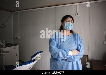 Gabriel Gauffre / le Pictorium - Bashur - 17/3/2021 - Irak / Kurdistan irakien / Erbil - dentiste au camp de réfugiés de Kawergosk dans la région d'Erbil. Depuis les cendres de l'invasion américaine de l'Irak en 2003 et le renversement du régime de Saddam Hussein, les Kurdes d'Irak ont réussi à lutter contre une forme d'indépendance relative. Techniquement encore partie de l'Irak, le Kurdistan iraquien, dans le nord du pays, jouit d'un niveau accru d'indépendance. Pour les Kurdes, c'est le Bas?r (Bahsur), la province sud des 4 composant ce qui pourrait un jour être leur propre pays, le Kurdistan. Bashur est un territoire qui a un Banque D'Images