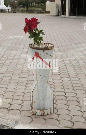 Gabriel Gauffre / le Pictorium - Bashur - 19/3/2021 - Irak / Kurdistan irakien / Erbil - Une bombe transformée en pot de fleurs, au mémorial de Halabja. Depuis les cendres de l'invasion américaine de l'Irak en 2003 et le renversement du régime de Saddam Hussein, les Kurdes d'Irak ont réussi à lutter contre une forme d'indépendance relative. Techniquement encore partie de l'Irak, le Kurdistan iraquien, dans le nord du pays, jouit d'un niveau accru d'indépendance. Pour les Kurdes, c'est le Bas?r (Bahsur), la province sud des 4 composant ce qui pourrait un jour être leur propre pays, le Kurdistan. Bashur est un territoire qui h Banque D'Images