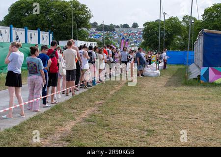 Pilton, Royaume-Uni. Vendredi 23 juin 2023. Glastonbury Festival, Carhenge renaît à Williams Green, créé par Joe Rush© Jason Richardson / Alamy Live News Banque D'Images