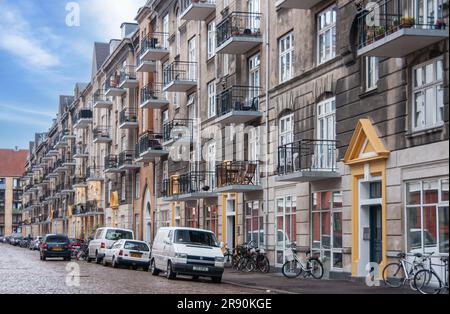 Copenhague, Danemark - 14 septembre 2010 : quartier de Christianshavn. Côté est d'Andreas Bioras Gade, rue résidentielle, avec appartements colorés f Banque D'Images