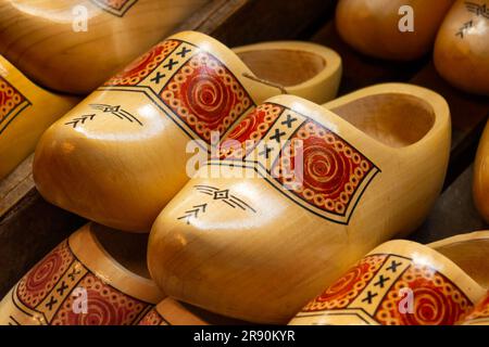 Des paires traditionnelles de chaussures en bois hollandaises se rapprochent sur le marché Banque D'Images