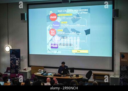Von Hernandez, Coordinateur mondial de l'association à but non lucratif « Break Free from Plastic » s'adresse aux participants lors de la conférence Plastics future qui s'est tenue à l'Université de Portsmouth. La conférence #PlasticsFuture2023 a été organisée pour partager la recherche et l'innovation mondiales entre les disciplines et les communautés afin de traiter le problème mondial de la pollution plastique et de discuter des attentes d'un traité mondial sur les plastiques. Banque D'Images
