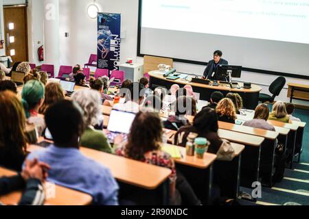 Von Hernandez, Coordinateur mondial de l'association à but non lucratif « Break Free from Plastic » s'adresse aux participants lors de la conférence Plastics future qui s'est tenue à l'Université de Portsmouth. La conférence #PlasticsFuture2023 a été organisée pour partager la recherche et l'innovation mondiales entre les disciplines et les communautés afin de traiter le problème mondial de la pollution plastique et de discuter des attentes d'un traité mondial sur les plastiques. Banque D'Images