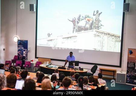 Portsmouth, Royaume-Uni. 22nd juin 2023. John Chweya, Président de l'Association nationale des ramasseurs de déchets du Kenya, s'adresse aux participants lors de la Conférence Plastics future qui s'est tenue à l'Université de Portsmouth. La conférence #PlasticsFuture2023 a été organisée pour partager la recherche et l'innovation mondiales entre les disciplines et les communautés afin de traiter le problème mondial de la pollution plastique et de discuter des attentes d'un traité mondial sur les plastiques. (Photo de James Wakibia/SOPA Images/Sipa USA) crédit: SIPA USA/Alay Live News Banque D'Images