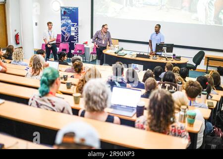 Portsmouth, Royaume-Uni. 22nd juin 2023. John Chweya, Président de l'Association nationale des ramasseurs de déchets du Kenya, s'adresse aux participants lors de la Conférence Plastics future qui s'est tenue à l'Université de Portsmouth. La conférence #PlasticsFuture2023 a été organisée pour partager la recherche et l'innovation mondiales entre les disciplines et les communautés afin de traiter le problème mondial de la pollution plastique et de discuter des attentes d'un traité mondial sur les plastiques. (Photo de James Wakibia/SOPA Images/Sipa USA) crédit: SIPA USA/Alay Live News Banque D'Images