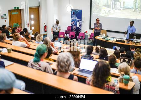 Portsmouth, Royaume-Uni. 22nd juin 2023. John Chweya, Président de l'Association nationale des ramasseurs de déchets du Kenya, s'adresse aux participants lors de la Conférence Plastics future qui s'est tenue à l'Université de Portsmouth. La conférence #PlasticsFuture2023 a été organisée pour partager la recherche et l'innovation mondiales entre les disciplines et les communautés afin de traiter le problème mondial de la pollution plastique et de discuter des attentes d'un traité mondial sur les plastiques. (Photo de James Wakibia/SOPA Images/Sipa USA) crédit: SIPA USA/Alay Live News Banque D'Images