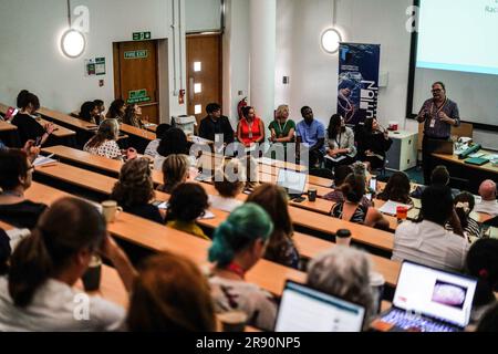 Portsmouth, Royaume-Uni. 22nd juin 2023. Directeur de l'Université Portsmouthís Revolution Plastics, le professeur Steve Fletcher, parle aux participants lors de la Conférence Plastics future qui s'est tenue à l'Université de Portsmouth. La conférence #PlasticsFuture2023 a été organisée pour partager la recherche et l'innovation mondiales entre les disciplines et les communautés afin de traiter le problème mondial de la pollution plastique et de discuter des attentes d'un traité mondial sur les plastiques. (Photo de James Wakibia/SOPA Images/Sipa USA) crédit: SIPA USA/Alay Live News Banque D'Images