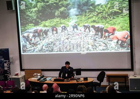 Portsmouth, Royaume-Uni. 22nd juin 2023. Von Hernandez, Coordinateur mondial de l'association à but non lucratif « Break Free from Plastic » s'adresse aux participants lors de la conférence Plastics future qui s'est tenue à l'Université de Portsmouth. La conférence #PlasticsFuture2023 a été organisée pour partager la recherche et l'innovation mondiales entre les disciplines et les communautés afin de traiter le problème mondial de la pollution plastique et de discuter des attentes d'un traité mondial sur les plastiques. (Photo de James Wakibia/SOPA Images/Sipa USA) crédit: SIPA USA/Alay Live News Banque D'Images