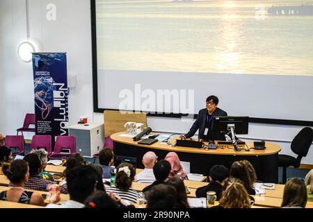 Portsmouth, Royaume-Uni. 22nd juin 2023. Von Hernandez, Coordinateur mondial de l'association à but non lucratif « Break Free from Plastic » s'adresse aux participants lors de la conférence Plastics future qui s'est tenue à l'Université de Portsmouth. La conférence #PlasticsFuture2023 a été organisée pour partager la recherche et l'innovation mondiales entre les disciplines et les communautés afin de traiter le problème mondial de la pollution plastique et de discuter des attentes d'un traité mondial sur les plastiques. (Photo de James Wakibia/SOPA Images/Sipa USA) crédit: SIPA USA/Alay Live News Banque D'Images