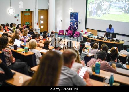 Portsmouth, Royaume-Uni. 22nd juin 2023. John Chweya, Président de l'Association nationale des ramasseurs de déchets du Kenya, s'adresse aux participants lors de la Conférence Plastics future qui s'est tenue à l'Université de Portsmouth. La conférence #PlasticsFuture2023 a été organisée pour partager la recherche et l'innovation mondiales entre les disciplines et les communautés afin de traiter le problème mondial de la pollution plastique et de discuter des attentes d'un traité mondial sur les plastiques. (Photo de James Wakibia/SOPA Images/Sipa USA) crédit: SIPA USA/Alay Live News Banque D'Images