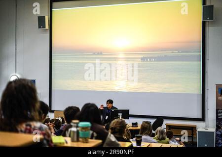 Portsmouth, Royaume-Uni. 22nd juin 2023. Von Hernandez, Coordinateur mondial de l'association à but non lucratif « Break Free from Plastic » s'adresse aux participants lors de la conférence Plastics future qui s'est tenue à l'Université de Portsmouth. La conférence #PlasticsFuture2023 a été organisée pour partager la recherche et l'innovation mondiales entre les disciplines et les communautés afin de traiter le problème mondial de la pollution plastique et de discuter des attentes d'un traité mondial sur les plastiques. (Photo de James Wakibia/SOPA Images/Sipa USA) crédit: SIPA USA/Alay Live News Banque D'Images