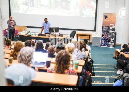 Portsmouth, Royaume-Uni. 22nd juin 2023. John Chweya, Président de l'Association nationale des ramasseurs de déchets du Kenya, s'adresse aux participants lors de la Conférence Plastics future qui s'est tenue à l'Université de Portsmouth. La conférence #PlasticsFuture2023 a été organisée pour partager la recherche et l'innovation mondiales entre les disciplines et les communautés afin de traiter le problème mondial de la pollution plastique et de discuter des attentes d'un traité mondial sur les plastiques. (Photo de James Wakibia/SOPA Images/Sipa USA) crédit: SIPA USA/Alay Live News Banque D'Images