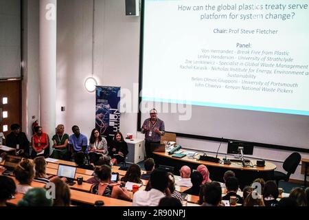 Portsmouth, Royaume-Uni. 22nd juin 2023. Directeur de l'Université Portsmouthís Revolution Plastics, le professeur Steve Fletcher, parle aux participants lors de la Conférence Plastics future qui s'est tenue à l'Université de Portsmouth. La conférence #PlasticsFuture2023 a été organisée pour partager la recherche et l'innovation mondiales entre les disciplines et les communautés afin de traiter le problème mondial de la pollution plastique et de discuter des attentes d'un traité mondial sur les plastiques. (Photo de James Wakibia/SOPA Images/Sipa USA) crédit: SIPA USA/Alay Live News Banque D'Images