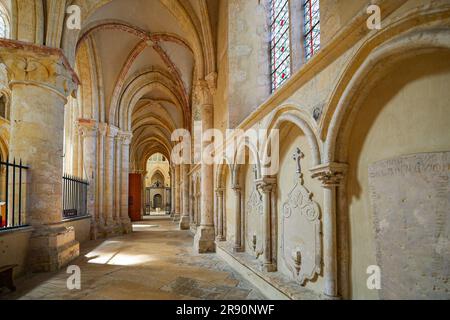 Provins, France - 24 mai 2023 : plafond voûté nervuré dans le ambulatoire de la Collégiale Saint Quiriace à Provins, une ville médiévale dans le F Banque D'Images