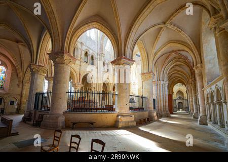 Provins, France - 24 mai 2023 : plafond voûté nervuré dans le ambulatoire de la Collégiale Saint Quiriace à Provins, une ville médiévale dans le F Banque D'Images