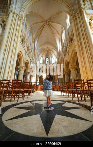 Provins, France - 24 mai 2023 : petite fille regardant le plafond voûté de la Collégiale Saint Quiriace à Provins, ville médiévale de Banque D'Images