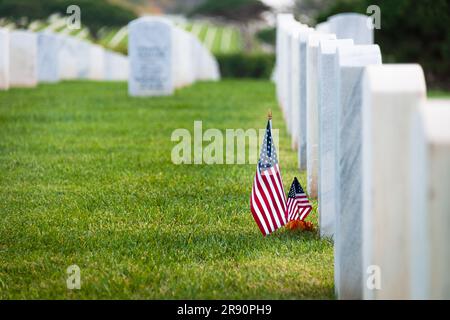 Drapeaux américains au marqueur de tombe du soldat. Banque D'Images