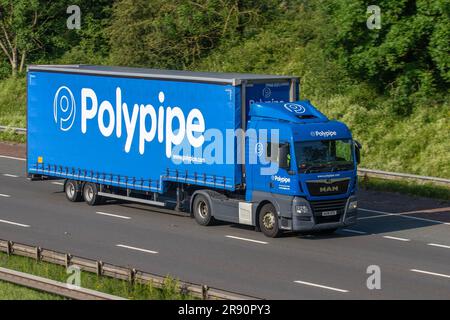 Polypipe Building Products Ltd Camions de livraison HGV transport, camion, transport, camion, porte-bagages, Blue MAN Vehicle, industrie européenne du transport commercial, qui se déplace sur l'autoroute M6 dans le Grand Manchester, au Royaume-Uni Banque D'Images