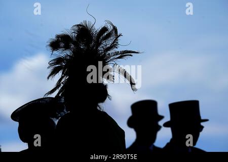 Les coureurs à la mode pendant le quatrième jour de Royal Ascot à l'hippodrome d'Ascot, Berkshire. Date de la photo: Vendredi 23 juin 2023. Banque D'Images