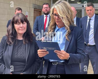 Su Bushby, associé du Sgt Matt Ratana (à droite), lisant une déclaration devant la Cour de justice de Northampton après que Louis de Zoysa ait été reconnu coupable de son meurtre. Date de la photo: Vendredi 23 juin 2023. Banque D'Images