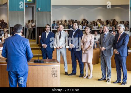 MAASTRICHT - les membres de l'exécutif provincial, avec de gauche à droite Marc van Caldenberg (SP), Michael Theuns (CDA), Jasper Kuntzelaers (PvdA), Elianne Demollin-Schneiders (BBB), Stephan Satijn (VVD) et Leon Faassen (BBB) sont installés lors de leur première réunion au sein du Gouvernement de Maas aan. Le nouveau conseil de Limbourg peut compter sur une grande majorité de 26 des 47 sièges du Conseil provincial. ANP MARCEL VAN HOORN pays-bas - belgique sortie Banque D'Images