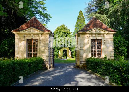 Pavillons en miroir dans le Parc des Capucins (Parc Capuchin), jardin public de la ville de Coulommiers dans la région de Brie du département français Banque D'Images